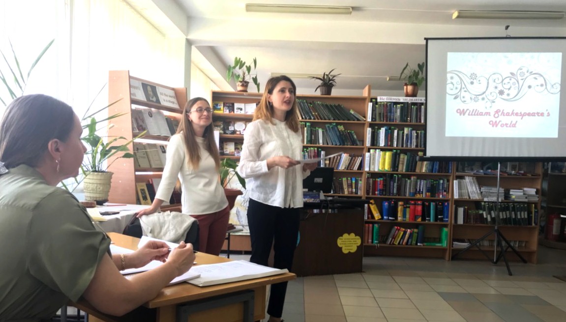 Модератор акції Л.Б.Бабій виступає перед учасниками конкурсу читців творів В.Шекспіра англійською мовою